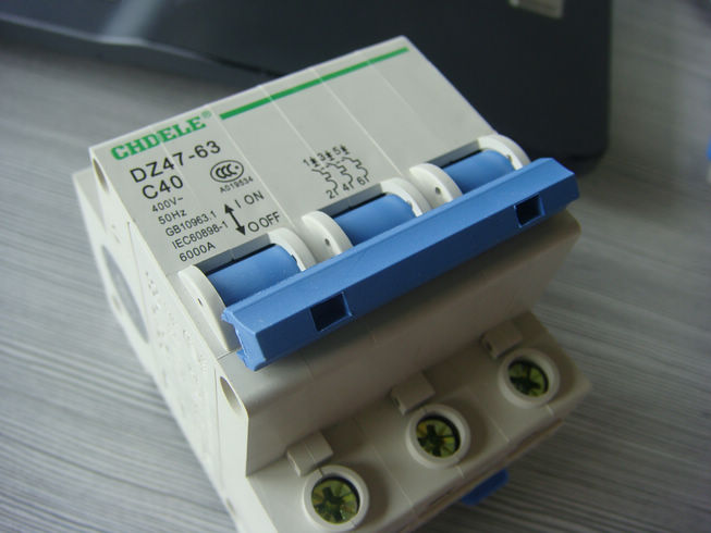 DZ47系列断路器 C63与DZ47-63/16A的性能对比与应用解析